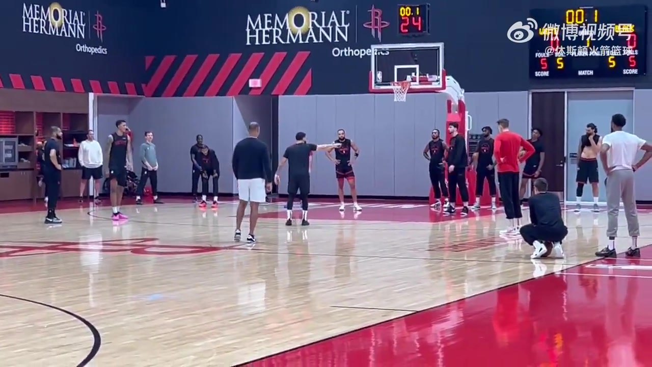 范乔丹在火箭队内训练的样子仿佛是火箭的第二个教练