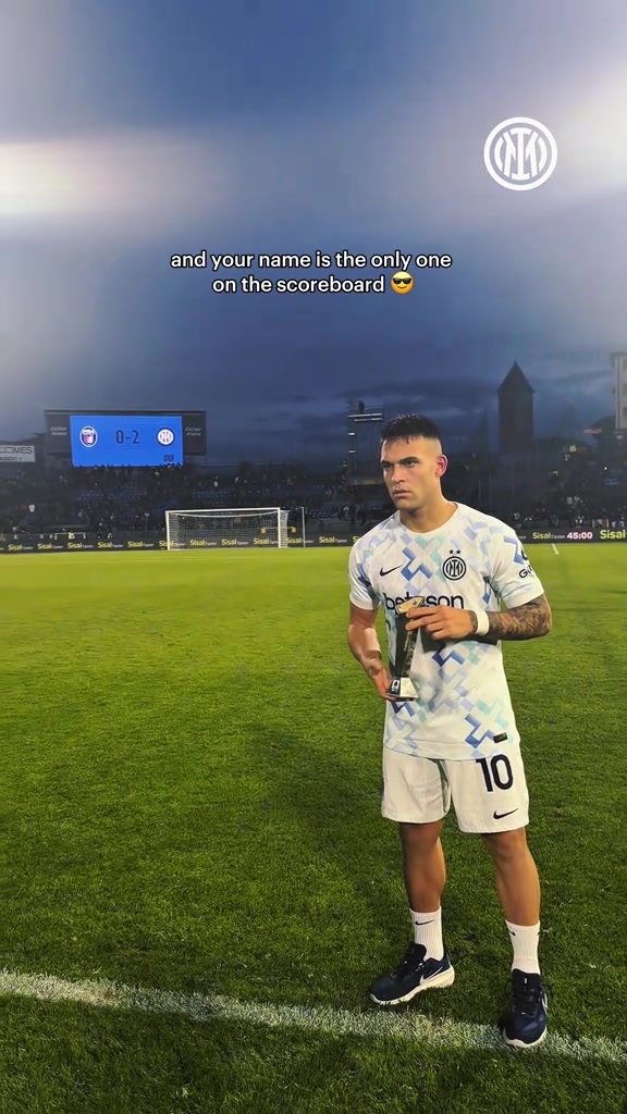 梅开二度破球荒赛后劳塔罗领取意甲单场MVP奖杯