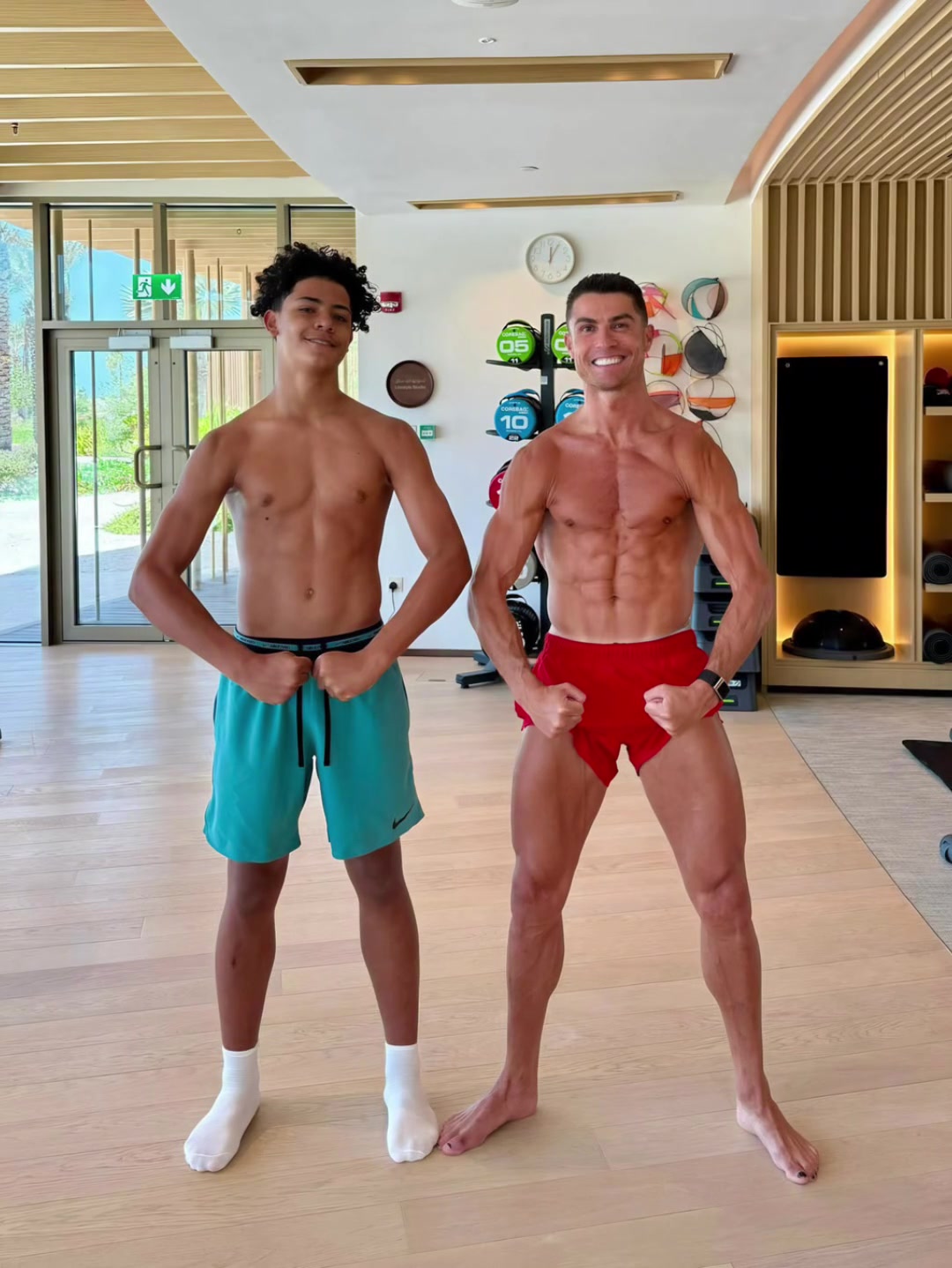 肌肉人C罗晒与14岁迷你罗赤膊照迷你罗这身高不低