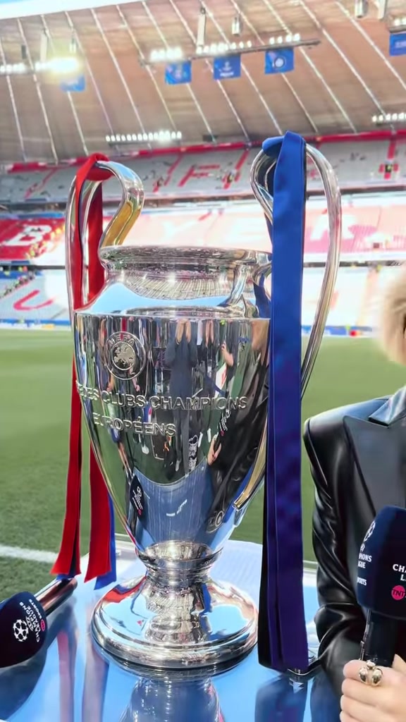 小起来真好看夺欧冠送一个美女主持人嘛我被勾魂了