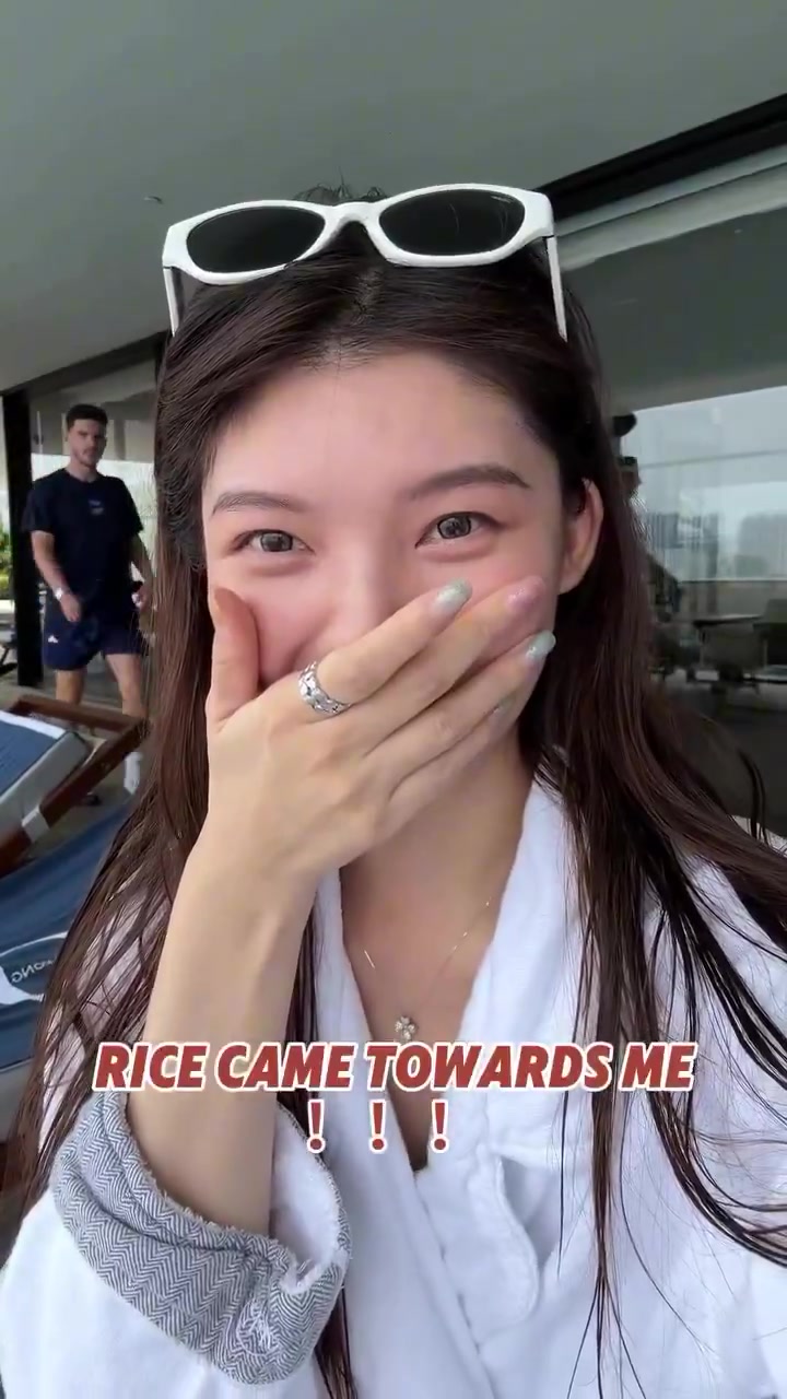 赖斯闯入镜头打招呼小姐姐激动坏了