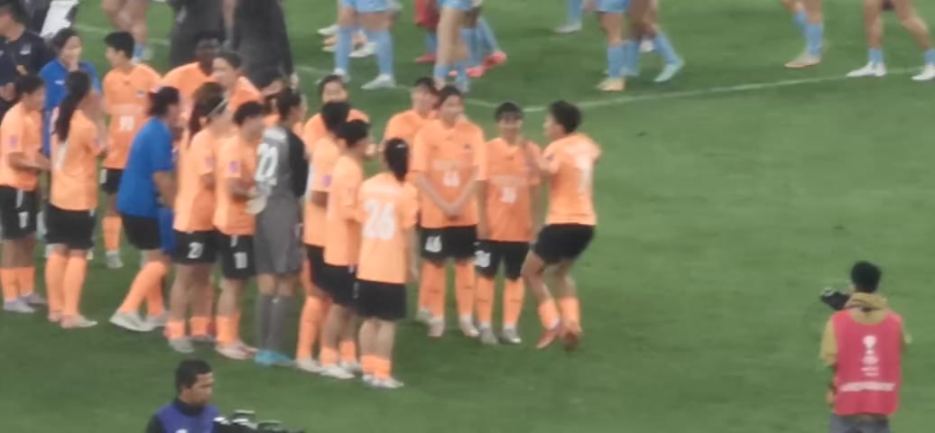 恭喜武汉女足武汉女足列队等颁奖王霜开心得手舞足蹈