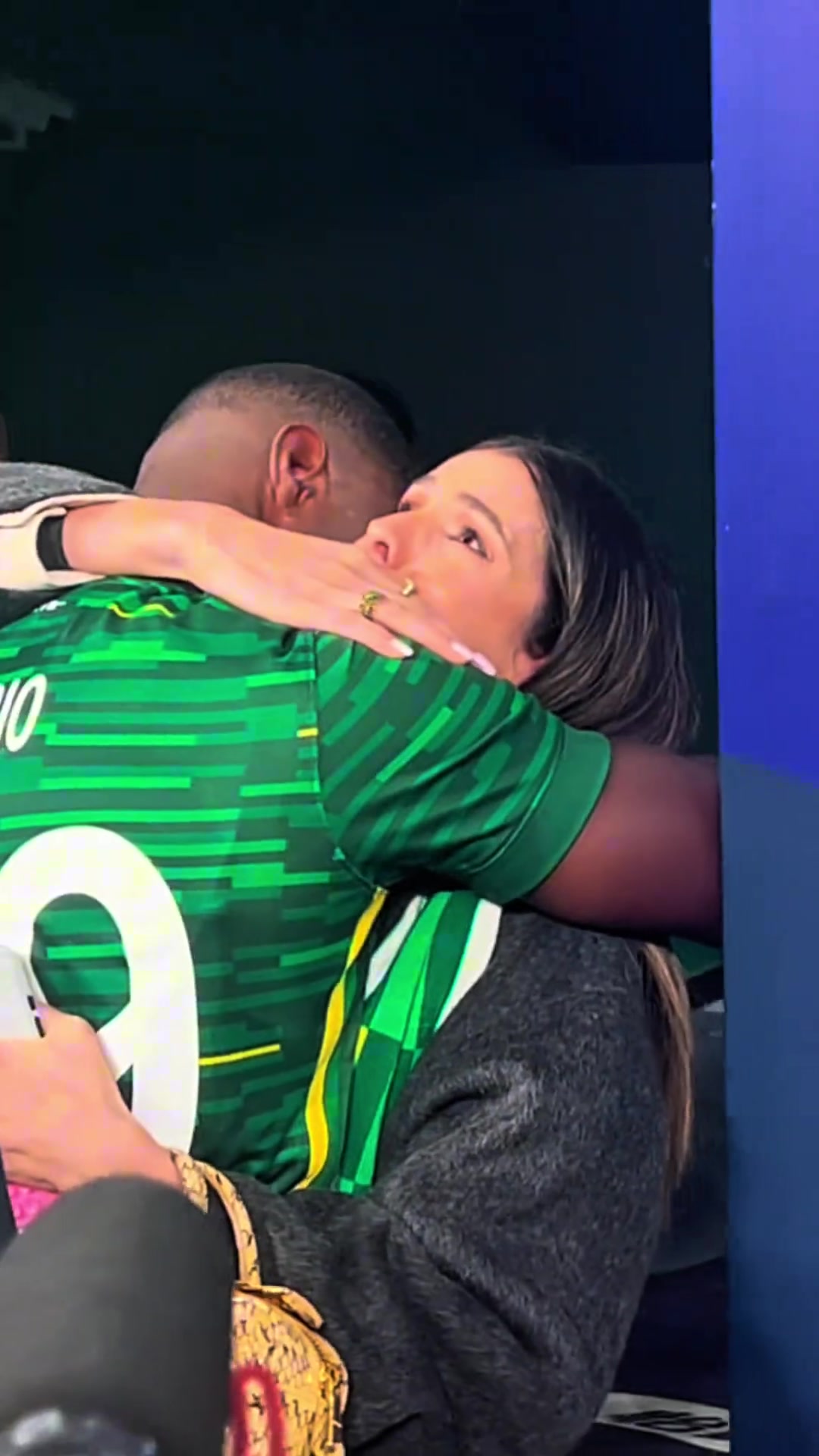 良心外援国安大将法比奥收获中超金靴后与妻子相拥落泪