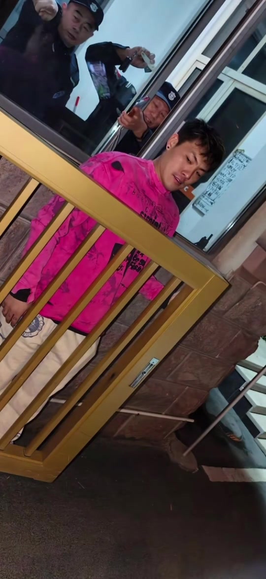 王大雷守了一辈子的门没想到被门夹了还被闪光灯怼着脸