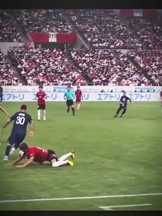 被晃到腰疼日本球员忽视了梅西原地摆脱能力