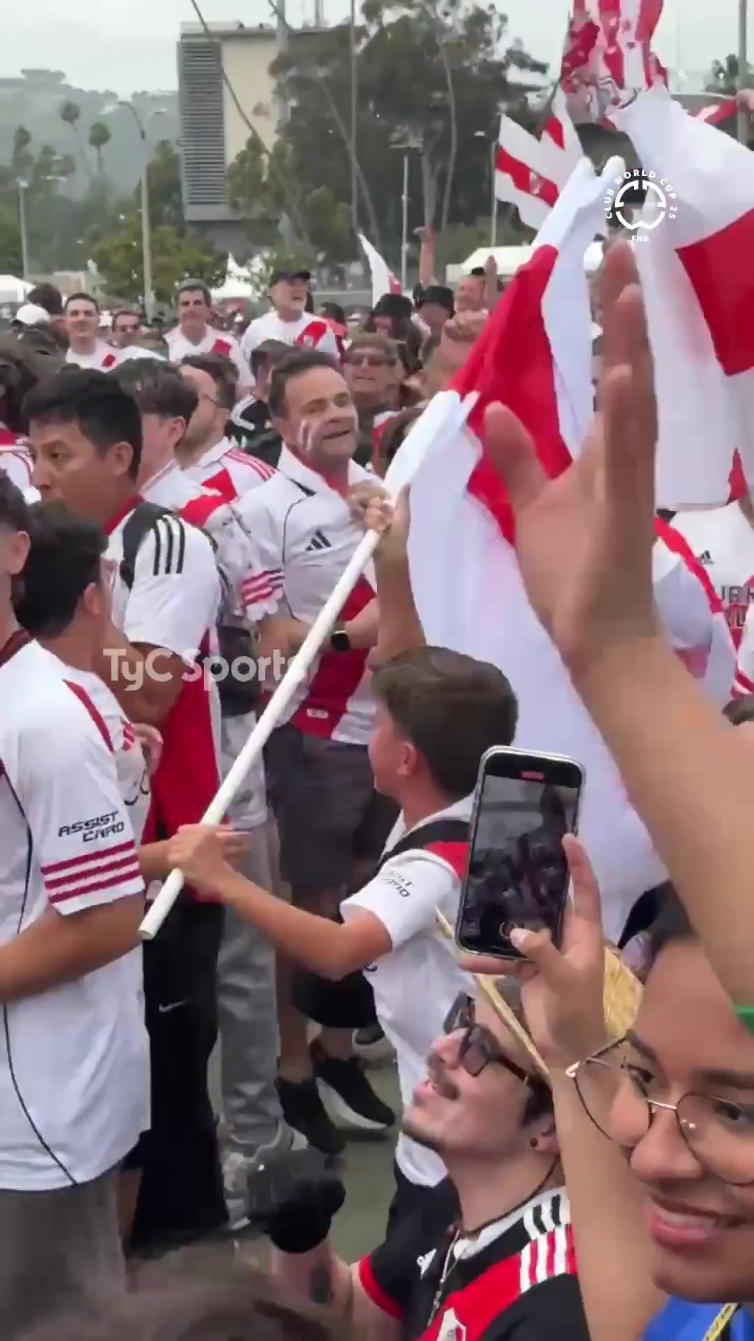 河床队球迷在蒙特雷对墨西哥队的嘲讽不跳的人就没赢得过世界杯