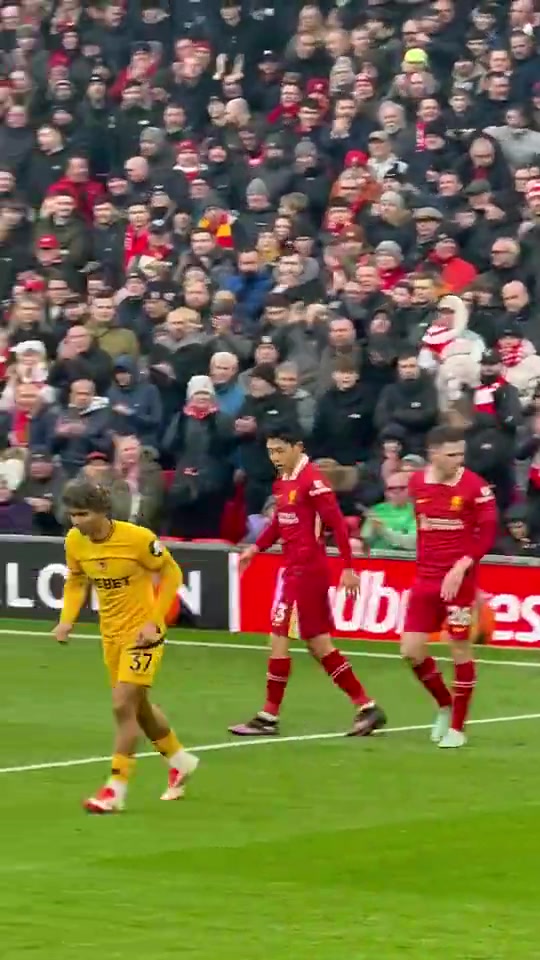 硬汉当年远藤航强硬防守对方后安菲尔德响起热烈掌声