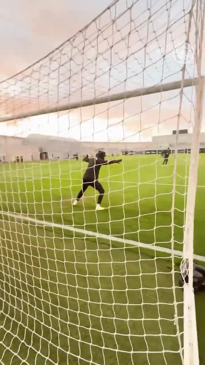 欢声笑语曼城训练花絮哈兰德担任门将