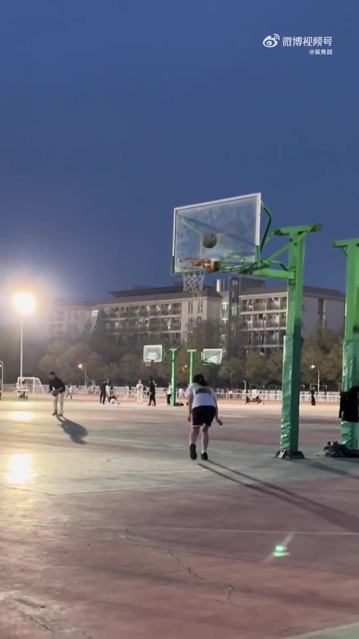 这一看就是邓肯的女球迷原地大风车