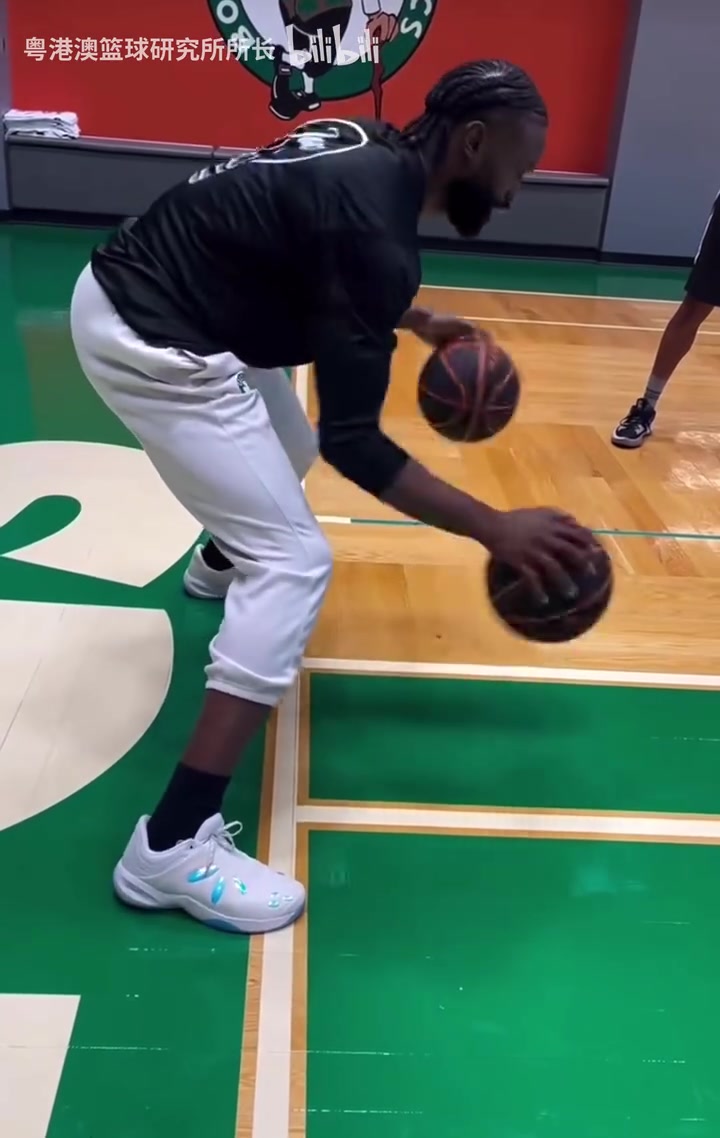 下赛季靠你了杰伦布朗开启休赛期训练加强控球训练