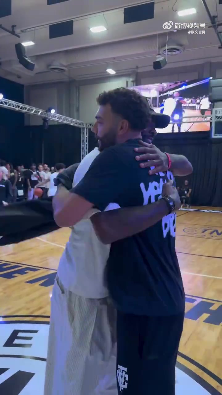 欧文解锁新身份--解说嘉宾这气质也太足了