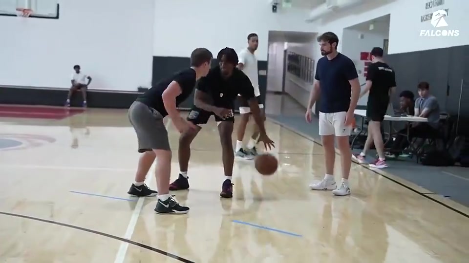 曾经一起训练的三人目前来看哈利应该是最出众的