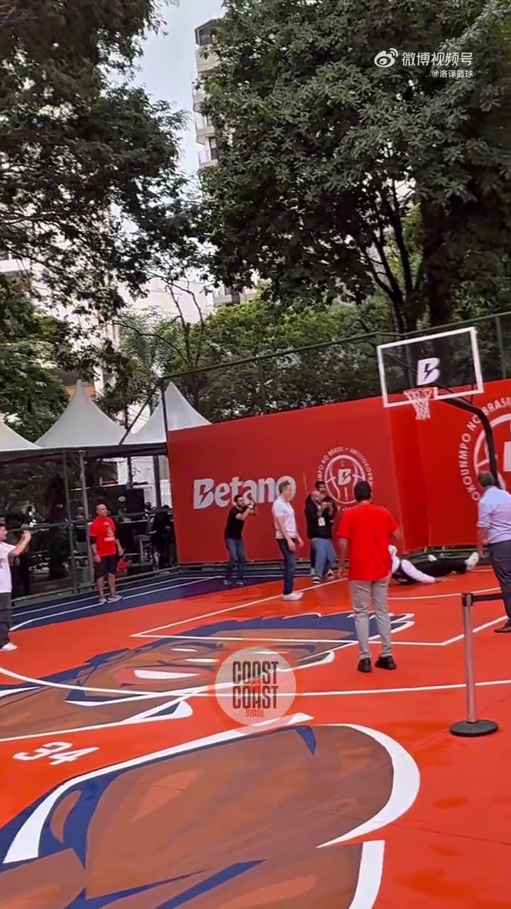 致敬库里地滑之秀字母哥在野球场要扣篮时居然尴尬滑倒了