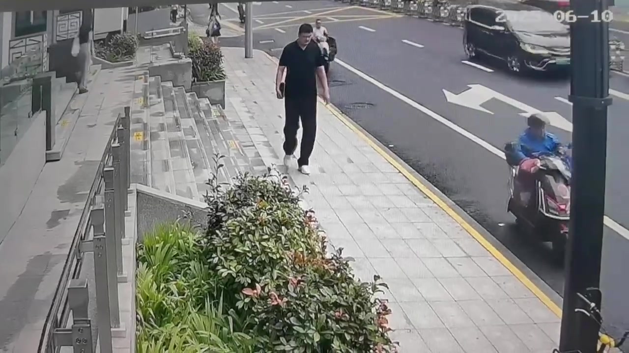 太太太显眼了姚明近日走路被路人翻监控看到 行人拿手机拍摄