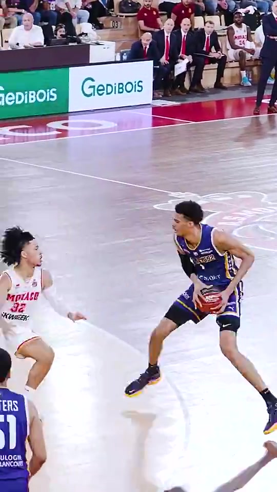 文班当年在法甲这操作简直夸张刚出手完立马就闪现篮下补扣