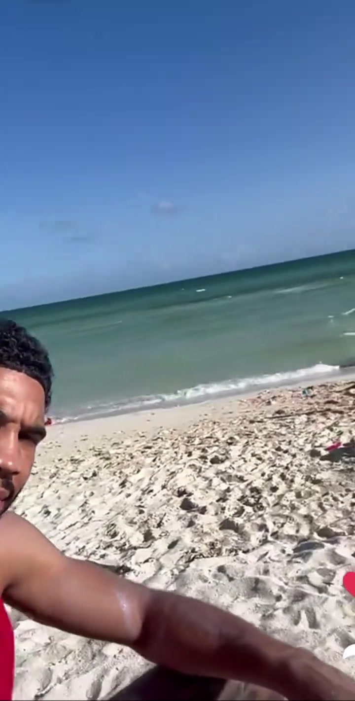 塔图姆晒在海边度假养伤 怎么感觉晒得越来越黑了