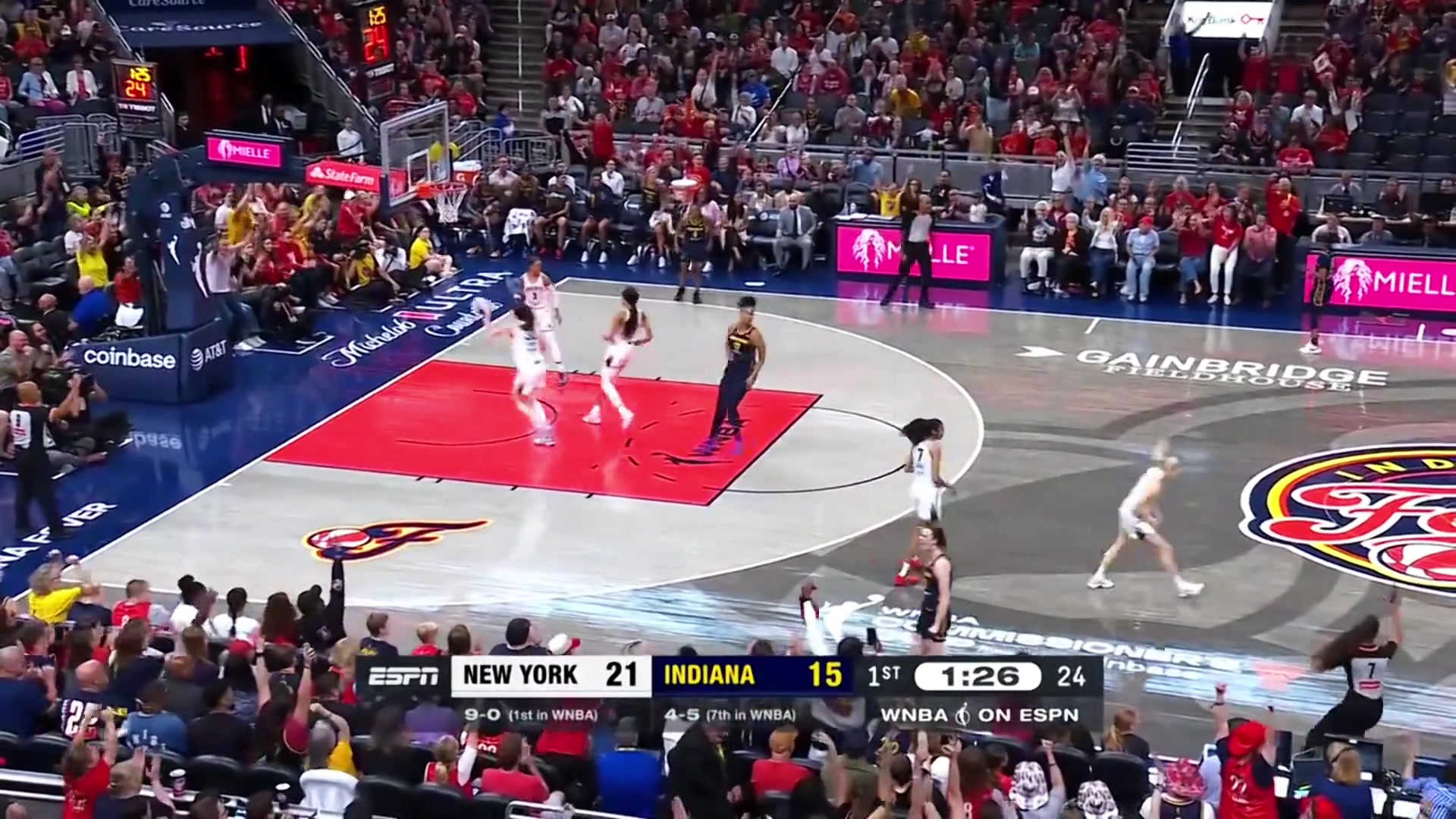 一己之力拉高WNBA收视率克拉克这打法巅峰库里既视感