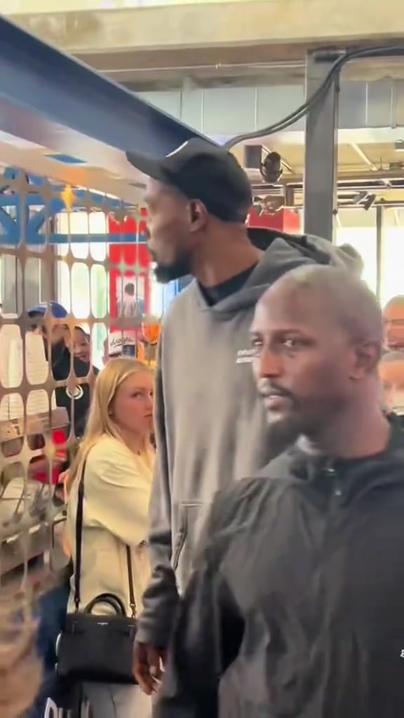 气质依然无敌深陷交易流言的杜兰特现身活动与欧冠奖杯合影