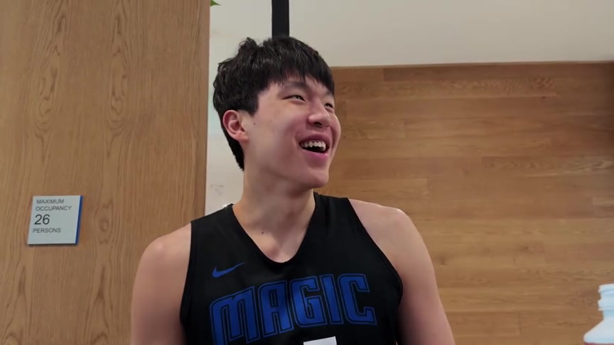 展现适应能力杨瀚森与同级新秀交流英语进步神速沟通流畅