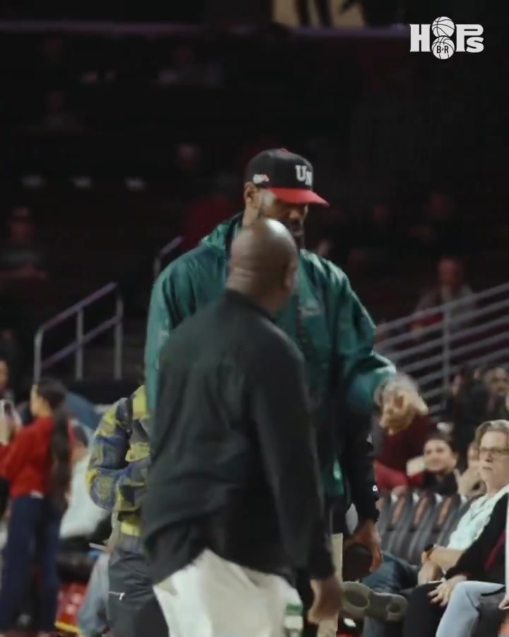 当老詹坐在这位小伙身边时小伙简直不敢相信