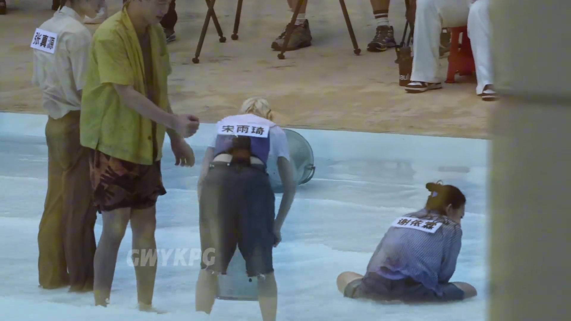 一点不手软郭艾伦参加综艺 一桶水直接浇到了女星宋雨琦头上