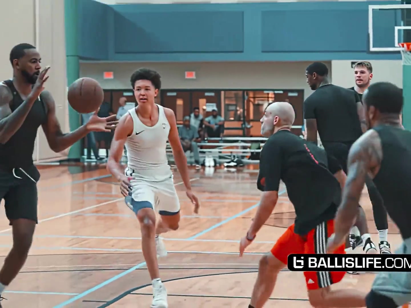 带你看东契奇怎么打野球的 松弛感拉满