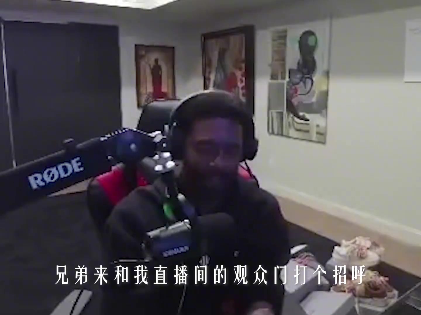 像极了放暑假约游戏的好兄弟欧文直播打游戏时接到浓眉视频电话