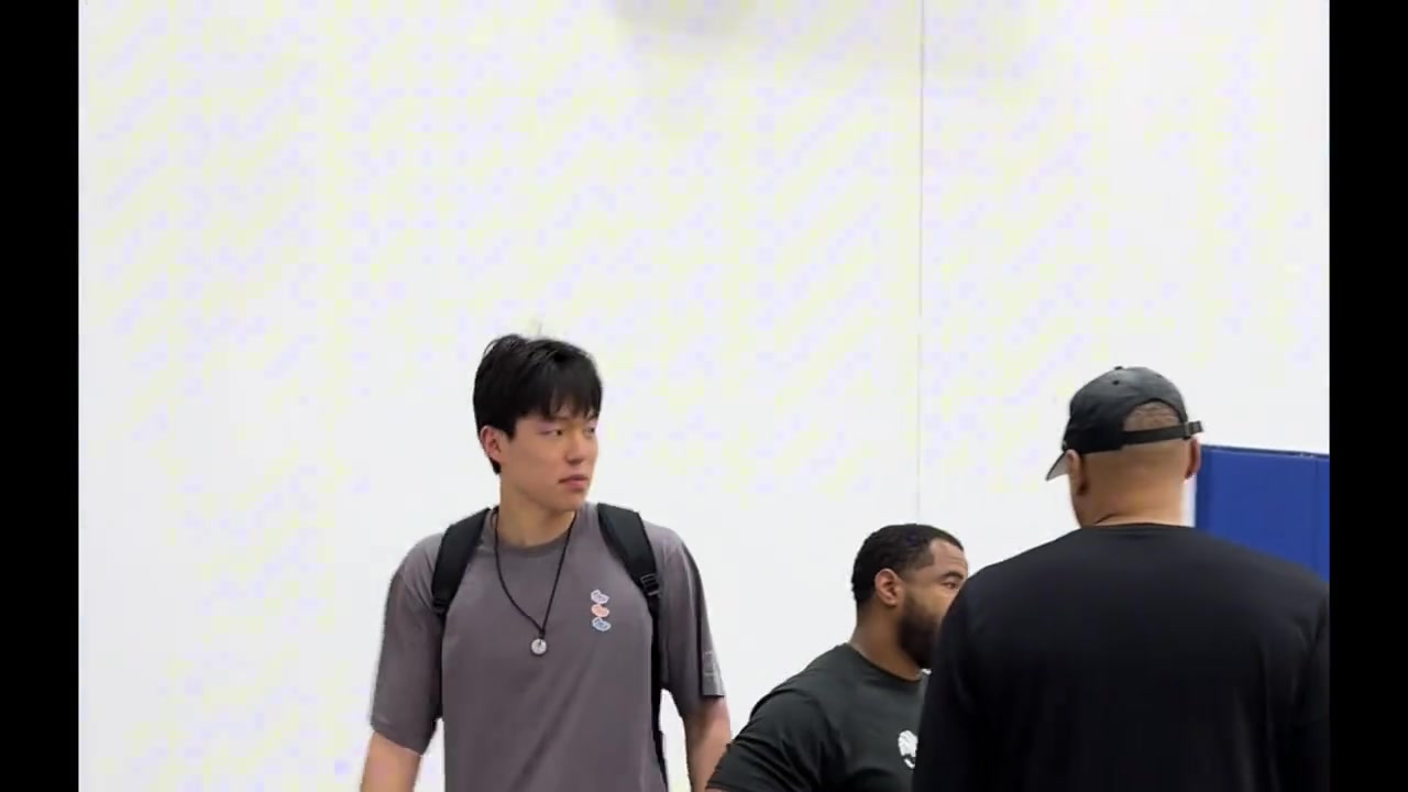 天道酬勤孟超探班杨瀚森回洛杉矶休息还是不忘训练