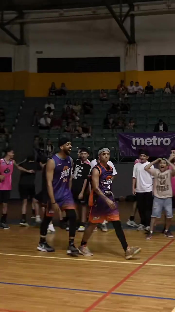 这波装到了三分线外转体360出手三分命中 可以吹一辈子啊