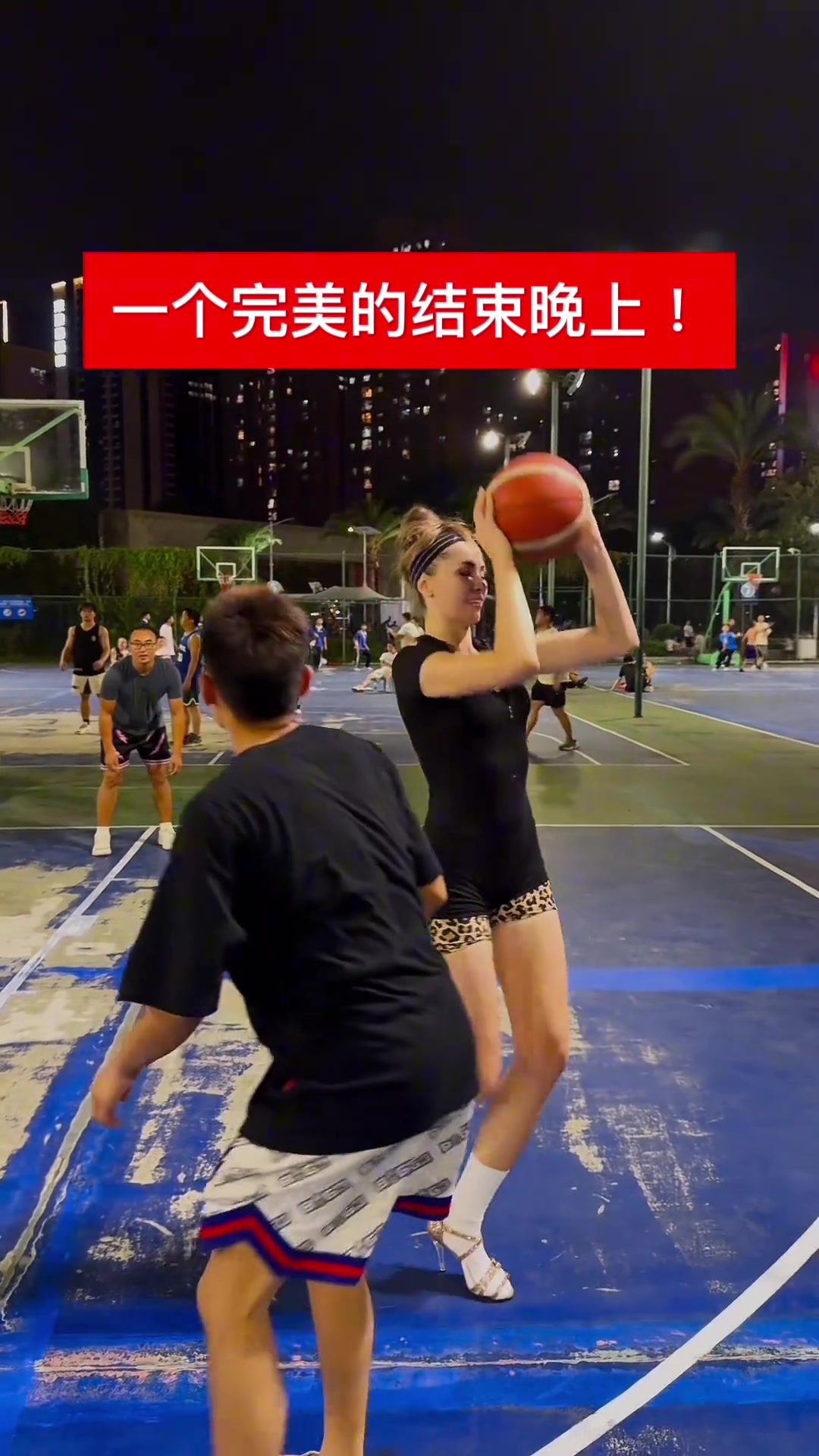 腿是真长俄罗斯篮球女孩用脚完成抢断 这都行