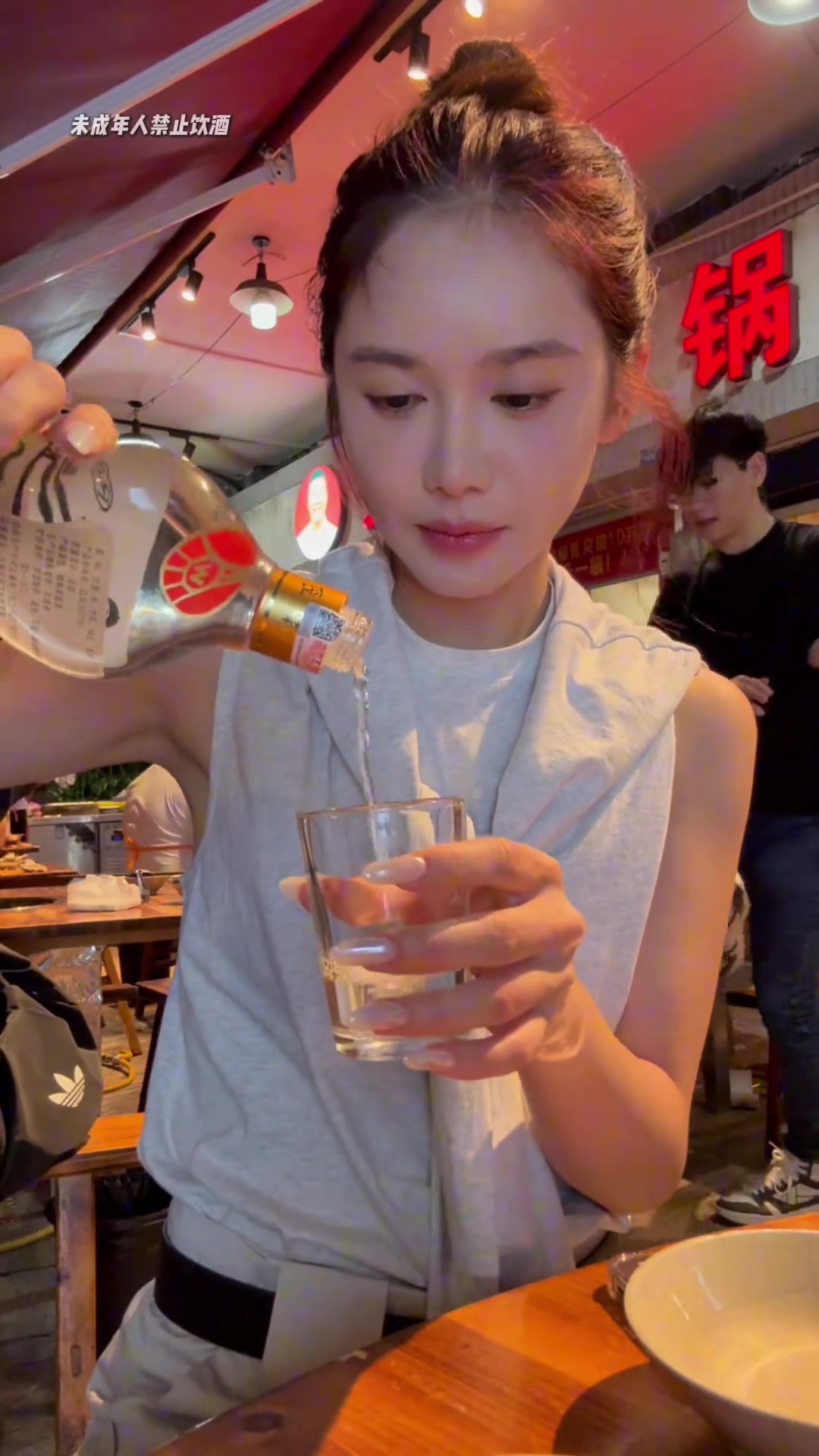 酒量可以啊美娜晒视频看看53岁女主持人下班后的快乐有多简单