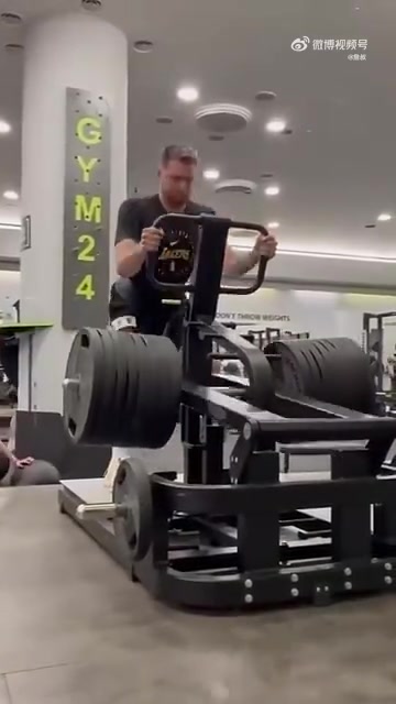 看来是下了决心减肥的东契奇蹲腿能蹲这么大重量