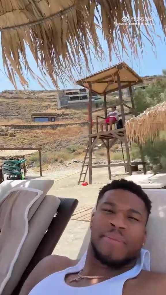 夫妻齐心四百多斤字母哥和字母夫人一起在海滩上度假