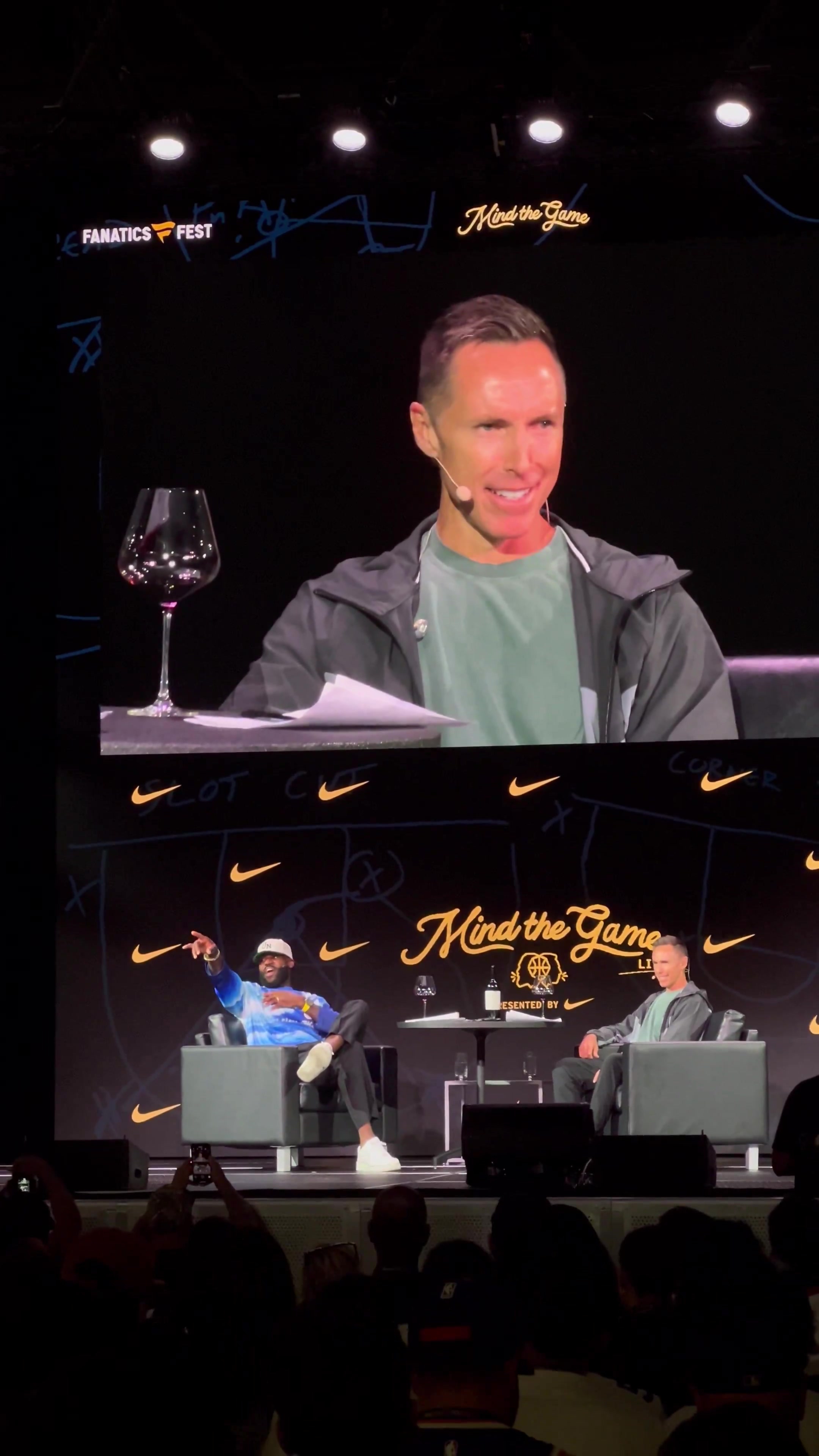 笑嘻了詹姆斯在活动现场喊话尼克斯球迷明年进总决赛