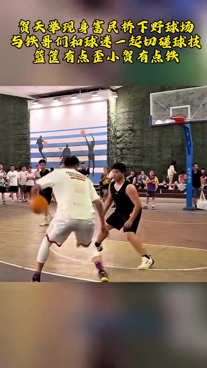 奈何手感不好 疯狂打铁贺天举野球场和球迷切磋球技