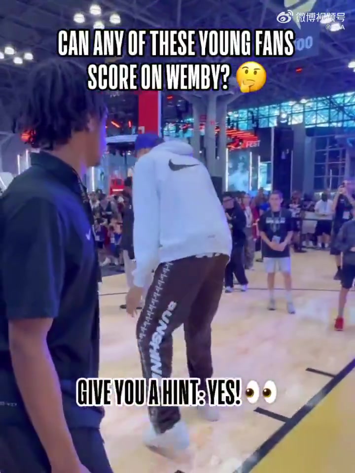 去你的篮球梦文班亚马面对小球迷轮番送出残暴大帽
