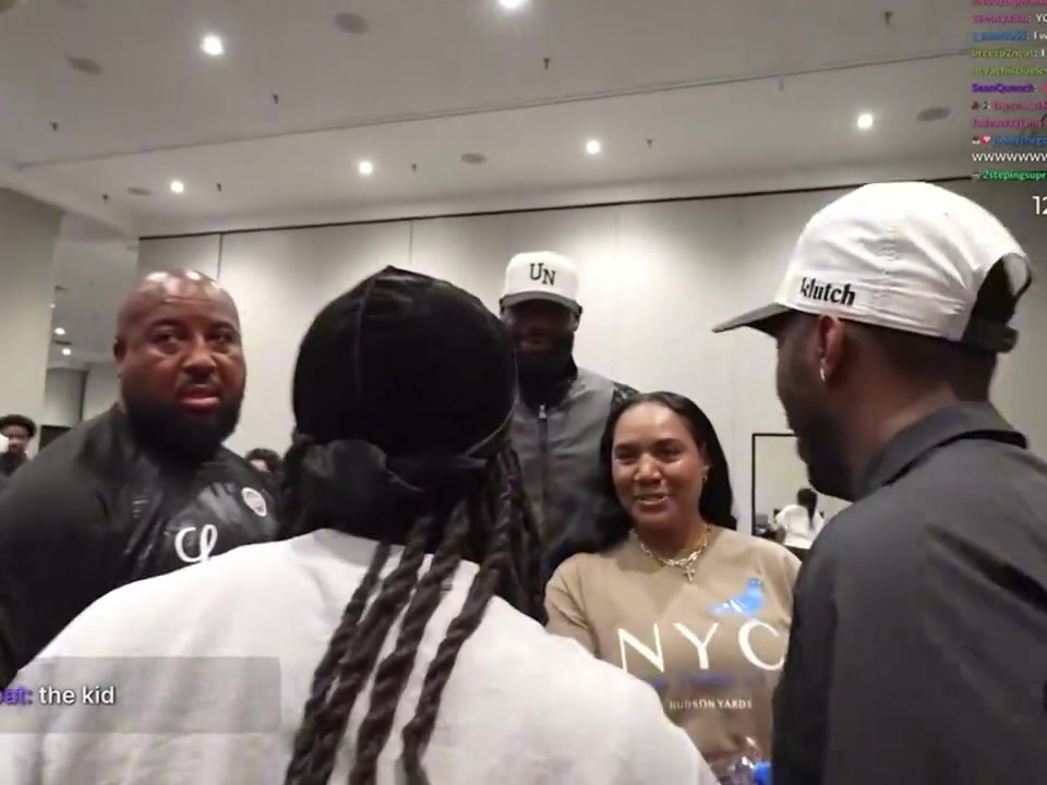 詹姆斯出镜顶流网红Kai cenat直播 现场狂热球迷获得签名球衣