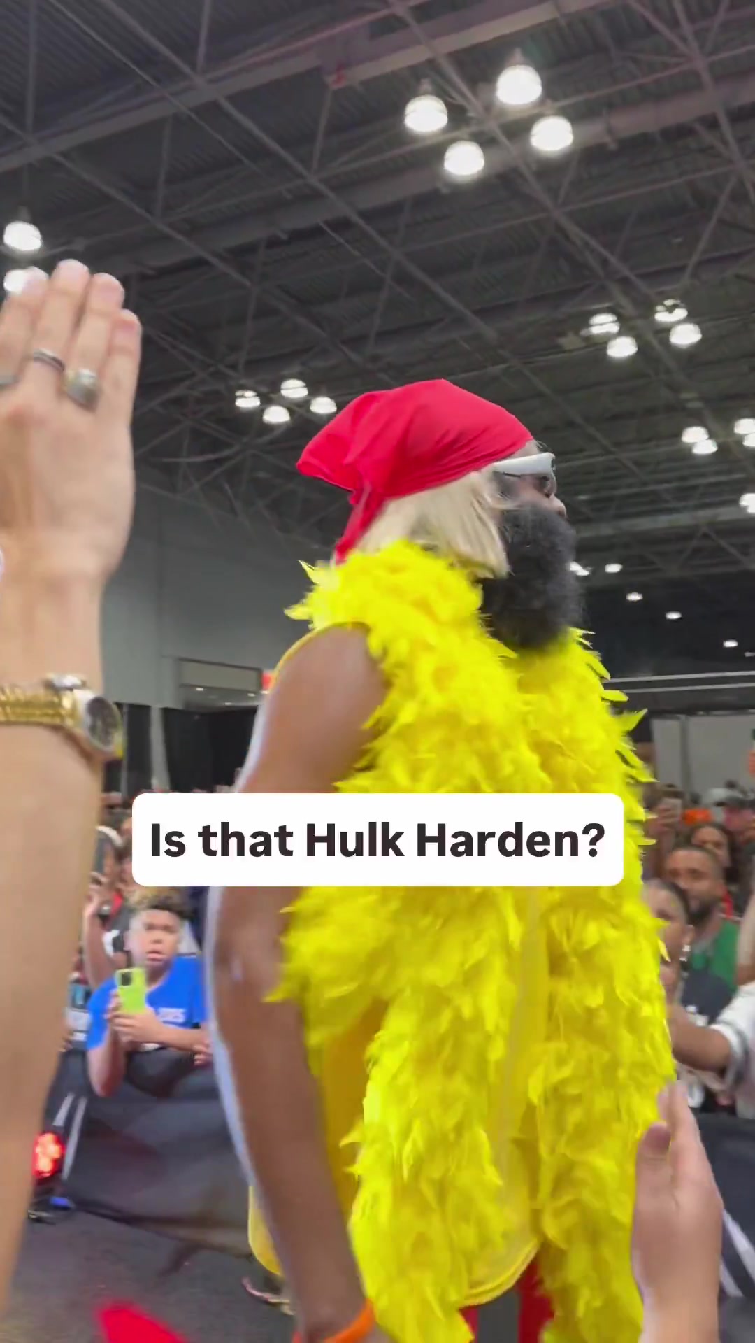 啥造型啊好久没露面的登哥参加活动 也是好好打扮了一番