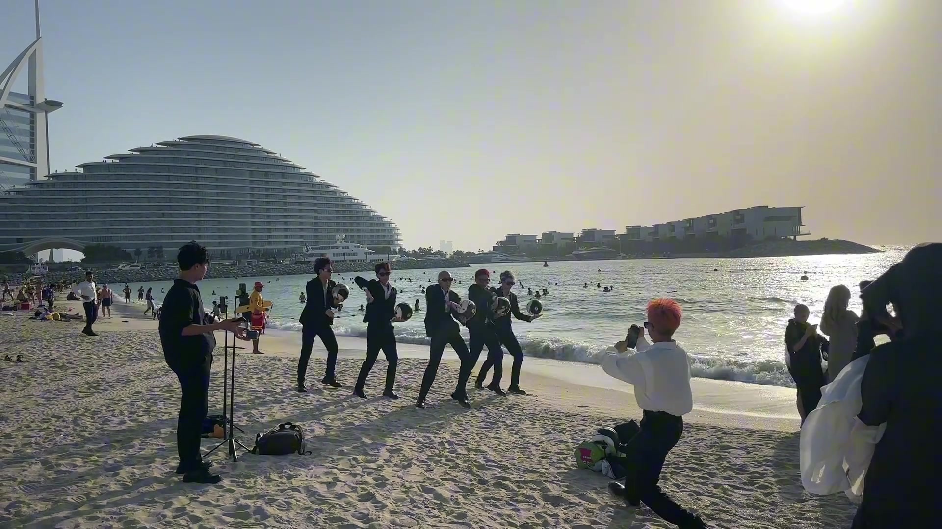 辛苦钱迪拜40多度的大中午网红穿着西装跳篮球舞