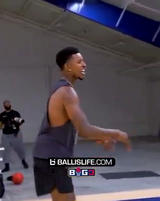 霍华德近期1v1单挑流出这状态再打打CBA没问题吧