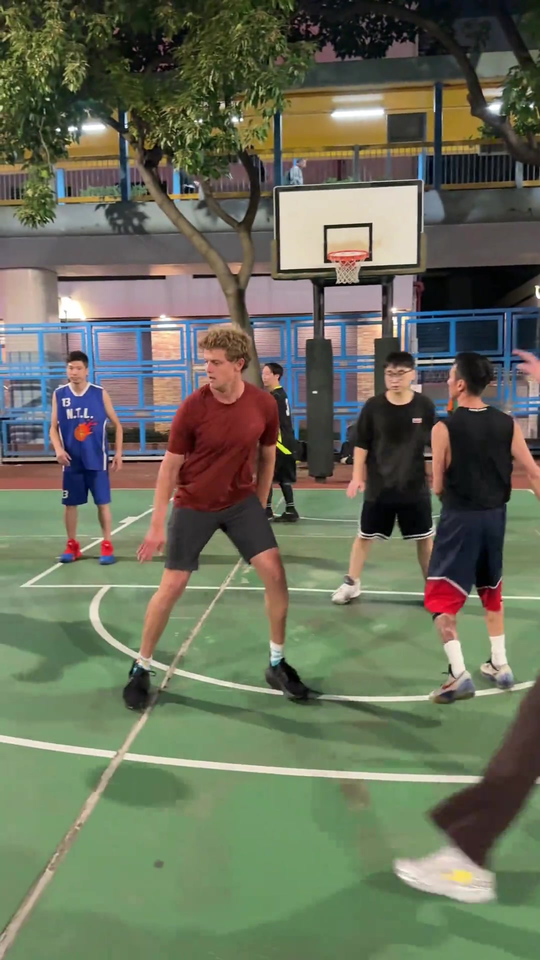 这也没真防呀野球场肘姐让我感受一下欧美的防守