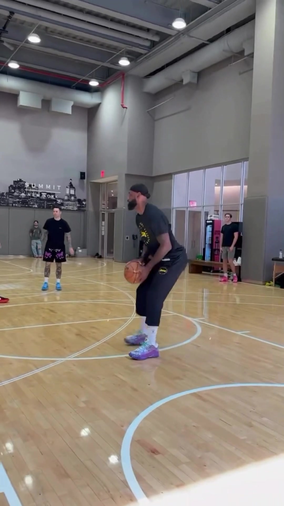 转型三分射手詹姆斯晒最新训练视频苦练外线投射