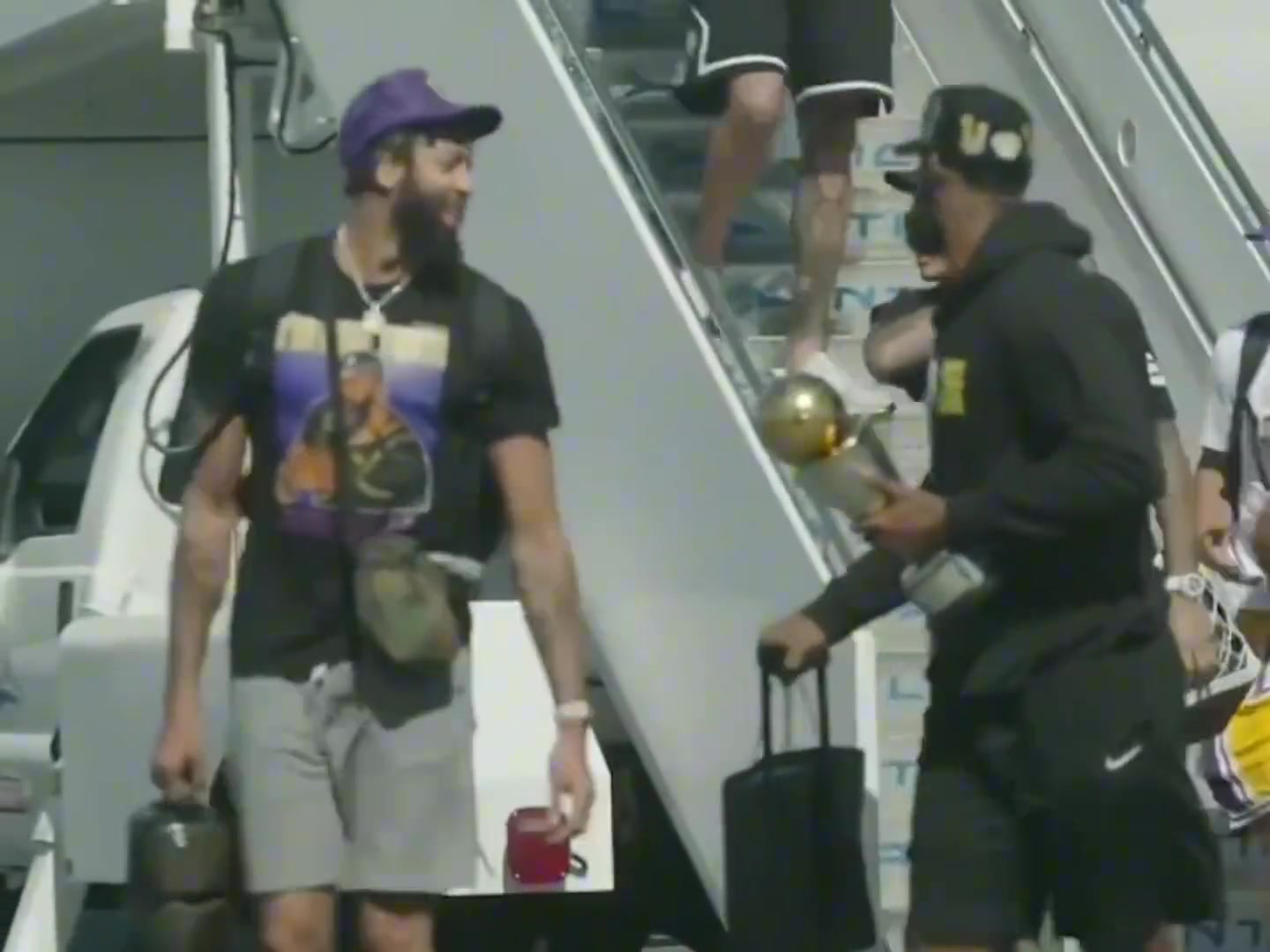 卡鲁索戴着湖人冠军戒指 帮兄弟们弥补了2020年冠军游行的遗憾