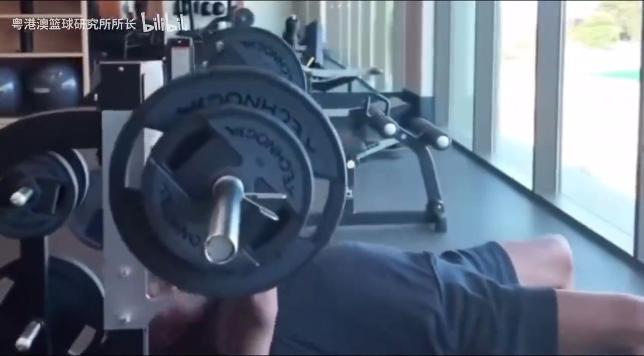 这是65岁的身体状态魔术师最近的训练小腿肌肉依然炸裂