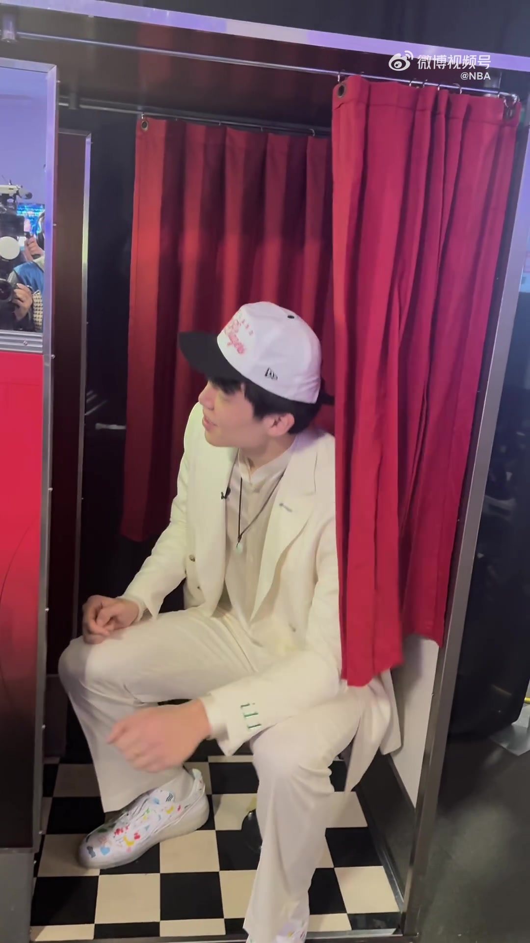 杨瀚森带你体验被选中后流程自拍机合影小孩父母齐定妆照