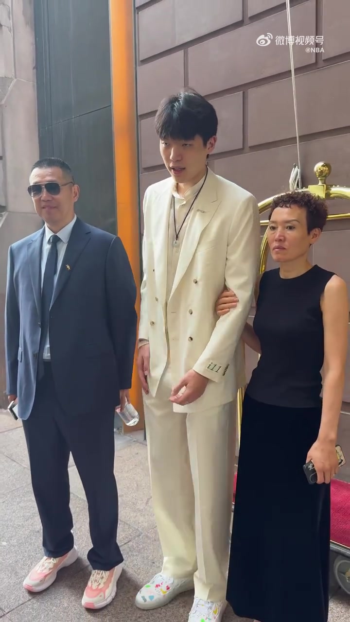 堪比高考查分杨瀚森父母也来到了纽约为儿子助阵