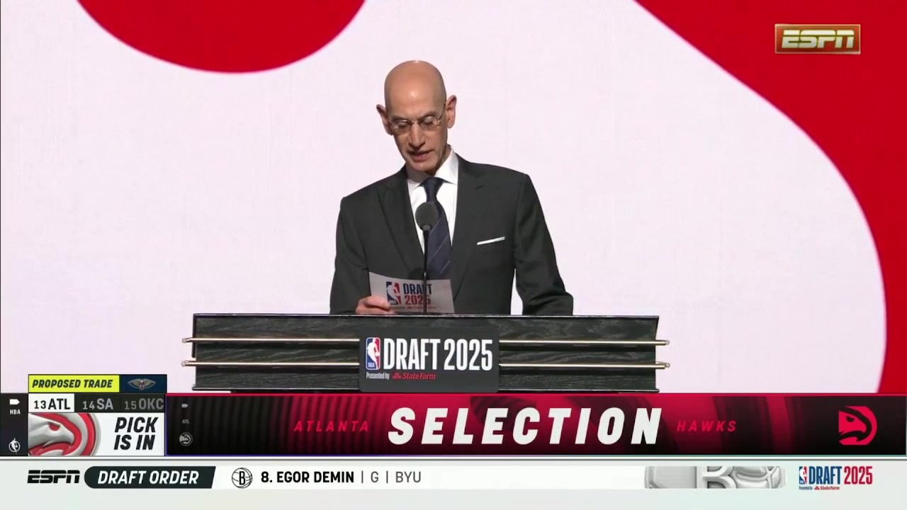 13顺位不选分位鹈鹕13顺位摘下奎因随后上台同萧华握手