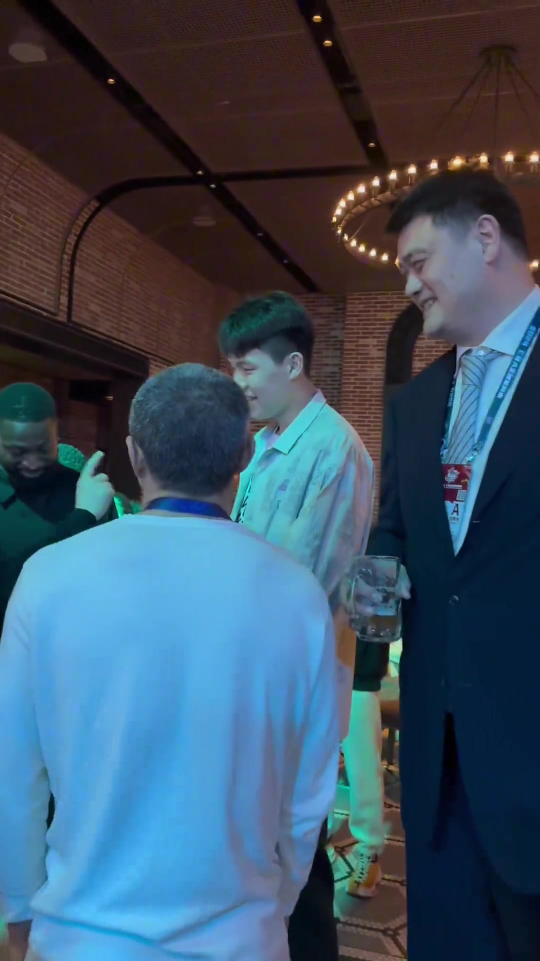 老大哥的爱姚明还曾经把杨瀚森引荐给爵士小老板韦德️️