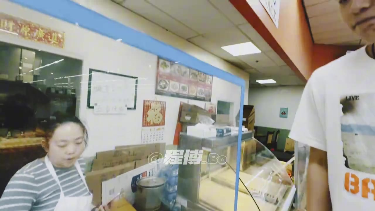 杨瀚森在美国品尝韭菜盒子和我琦哥也是梦幻联动了