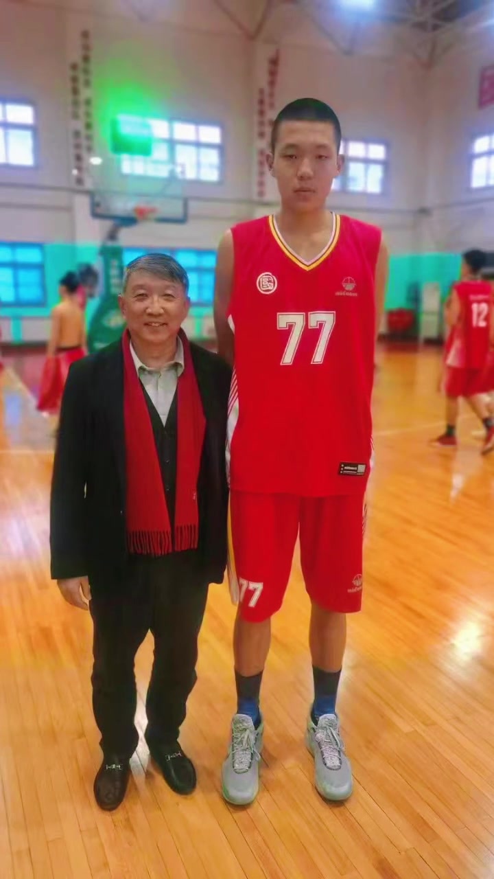 杨瀚森老照片被翻出 小时候就是个小胖子